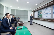 임상준 환경부 차관이 14일 충남 서산시 ‘바이오가스화 시설’을 방문해 관계자로부터 바이오가스의 생산 및 활용시설에 대한 설명을 듣고 있다.