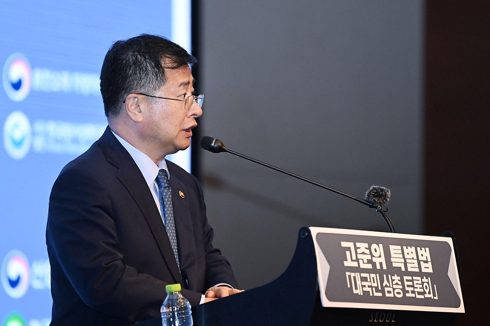 강경성 산업통상자원부 2차관이 16일 서울 영등포구 콘래드호텔 파크볼룸에서 열린 ‘고준위 특별법 대국민 심층 토론회’에 참석해 축사를 하고 있다.