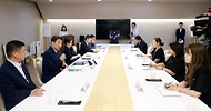 18일 서울 종로구 정부서울청사에서 ‘교권회복 및 보호를 위한 학부모 간담회’가 진행되고 있다. 이번 간담회는 ‘모두의 학교’를 만들기 위한 기본방향에 대해 학부모의 의견을 청취하고 해결 방안을 함께 논의하기 위해 마련됐다.