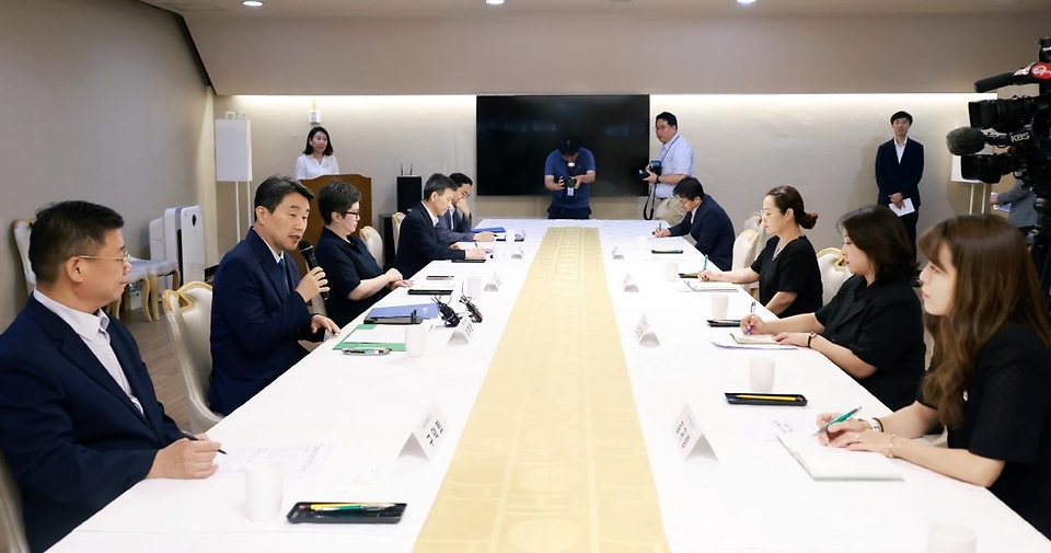 18일 서울 종로구 정부서울청사에서 ‘교권회복 및 보호를 위한 학부모 간담회’가 진행되고 있다. 이번 간담회는 ‘모두의 학교’를 만들기 위한 기본방향에 대해 학부모의 의견을 청취하고 해결 방안을 함께 논의하기 위해 마련됐다.