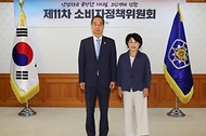 한덕수 국무총리가 18일 서울 종로구 정부서울청사에서 열린 ‘소비자정책위원회 위원 위촉식’에서 신규 위촉된 김연화 소비자공익네트워크 회장에게 위촉장을 수여한 뒤 기념촬영을 하고 있다.