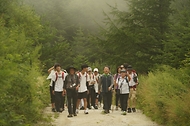 남성현 산림청장이 18일 국토녹화 50주년을 맞이하여 강원 평창군 대관령국가숲길에서 열린 ‘청소년 국가숲길 산림생태탐방’에서 참가 학생들과 숲길을 걷고 있다.