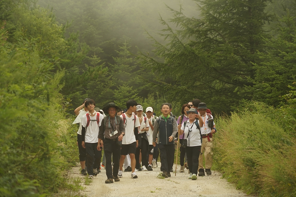 남성현 산림청장이 18일 국토녹화 50주년을 맞이하여 강원 평창군 대관령국가숲길에서 열린 ‘청소년 국가숲길 산림생태탐방’에서 참가 학생들과 숲길을 걷고 있다.