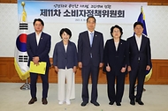 한덕수 국무총리가 18일 서울 종로구 정부서울청사에서 열린 ‘소비자정책위원회 위원 위촉식’에서 신규 위촉된 남인숙 한국소비자단체협의회 회장, 김연화 소비자공익네트워크 회장 및 참석자들과 기념촬영을 하고 있다.