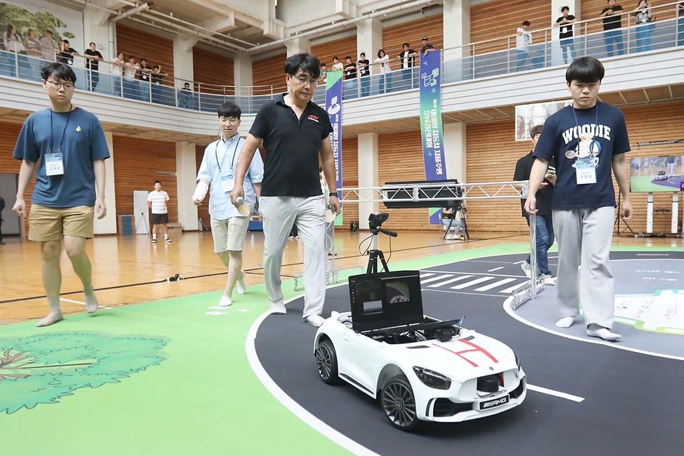 18일 부산 남구 경성대학교 체육관에서 미래 자동차 산업을 선도할 인재양성을 위해 열린 ‘제2회 미래형자동차 자율주행 소프트웨어 경진대회’가 진행되고 있다.