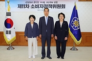 한덕수 국무총리가 18일 서울 종로구 정부서울청사에서 열린 ‘소비자정책위원회 위원 위촉식’에서 신규 위촉된 남인숙 한국소비자단체협의회 회장, 김연화 소비자공익네트워크 회장과 기념촬영을 하고 있다.