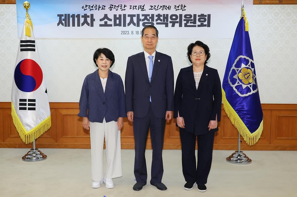 한덕수 국무총리가 18일 서울 종로구 정부서울청사에서 열린 ‘소비자정책위원회 위원 위촉식’에서 신규 위촉된 남인숙 한국소비자단체협의회 회장, 김연화 소비자공익네트워크 회장과 기념촬영을 하고 있다.