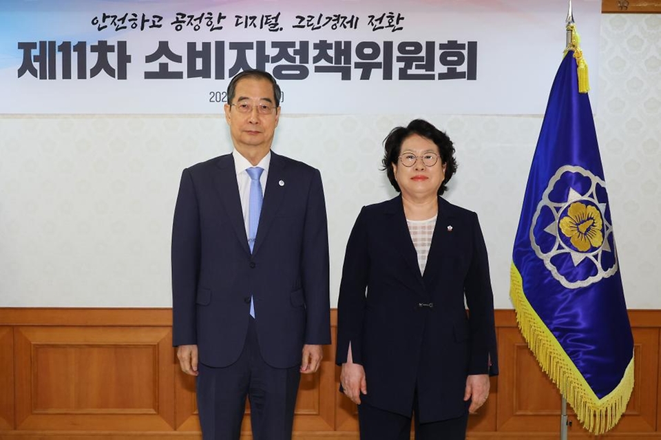 한덕수 국무총리가 18일 서울 종로구 정부서울청사에서 열린 ‘소비자정책위원회 위원 위촉식’에서 신규 위촉된 남인숙 한국소비자단체협의회 회장에게 위촉장을 수여한 뒤 기념촬영을 하고 있다.