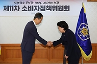 한덕수 국무총리가 18일 서울 종로구 정부서울청사에서 열린 ‘소비자정책위원회 위원 위촉식’에서 신규 위촉된 남인숙 한국소비자단체협의회 회장에게 위촉장을 수여하고 있다.