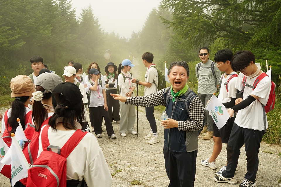 남성현 산림청장이 18일 국토녹화 50주년을 맞이하여 강원 평창군 대관령국가숲길에서 열린 ‘청소년 국가숲길 산림생태탐방’에서 참가 학생들과 웃음 짓고 있다.