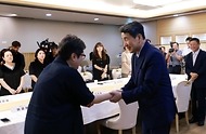 이주호 부총리 겸 교육부장관이 18일 서울 종로구 정부서울청사에서 열린 ‘교권회복 및 보호를 위한 학부모 간담회’에서 참석자와 악수하고 있다.