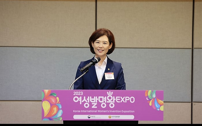 이인실 특허청장이 20일 경기 고양시 킨텍스에서 전 세계 여성발명품을 한자리에서 볼 수 있는 유일한 전시회인 ‘2023 여성발명왕EXPO’에서 축사를 하고 있다.