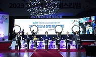 이인실 특허정장이 3일 경기 고양시 킨텍스에서 열린 ‘2023 청소년 발명페스티벌’ 개막식에서 ‘제36회 대한민국학생발명전시회’에 참석해 참석자들과 개막식을 진행하고 있다.