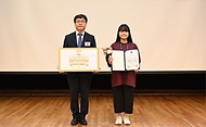 류동현 특허청 차장이 10일 대전 유성구 특허청 국제지식재산연수원에서 열린 ‘2023 청소년 발명기자단 페스티벌’에서 교육부장관상을 수상한 신유정 학생과 기념촬영을 하고 있다.