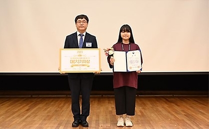류동현 특허청 차장이 10일 대전 유성구 특허청 국제지식재산연수원에서 열린 ‘2023 청소년 발명기자단 페스티벌’에서 교육부장관상을 수상한 신유정 학생과 기념촬영을 하고 있다.