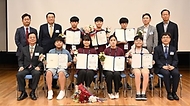 류동현 특허청 차장이 10일 대전 유성구 특허청 국제지식재산연수원에서 열린 ‘2023 청소년 발명기자단 페스티벌’에서 수상한 학생들과 기념촬영을 하고 있다.