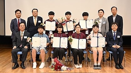 류동현 특허청 차장이 10일 대전 유성구 특허청 국제지식재산연수원에서 열린 ‘2023 청소년 발명기자단 페스티벌’에서 수상한 학생들과 기념촬영을 하고 있다.