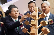 남성현 산림청장이 25일 경기 고양시 킨텍스에서 열린 ‘2023년 대한민국 목재산업박람회’에서 최무열 한국임업인총연합회장 및 주요 내빈들과 전시 부스를 둘러보며 목재를 만져보고 있다.