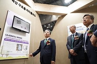 남성현 산림청장이 25일 경기 고양시 킨텍스에서 열린 ‘2023년 대한민국 목재산업박람회’에서 남태헌 한국산림복지진흥원장 및 주요 내빈들과 전시 부스를 둘러보며 국산 구조용 파티클보드를 살펴보고 있다.