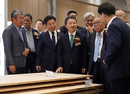 남성현 산림청장이 25일 경기 고양시 킨텍스에서 열린 ‘2023년 대한민국 목재산업박람회’에서 주요 내빈들과 전시 부스를 둘러보며 대화하고 있다.