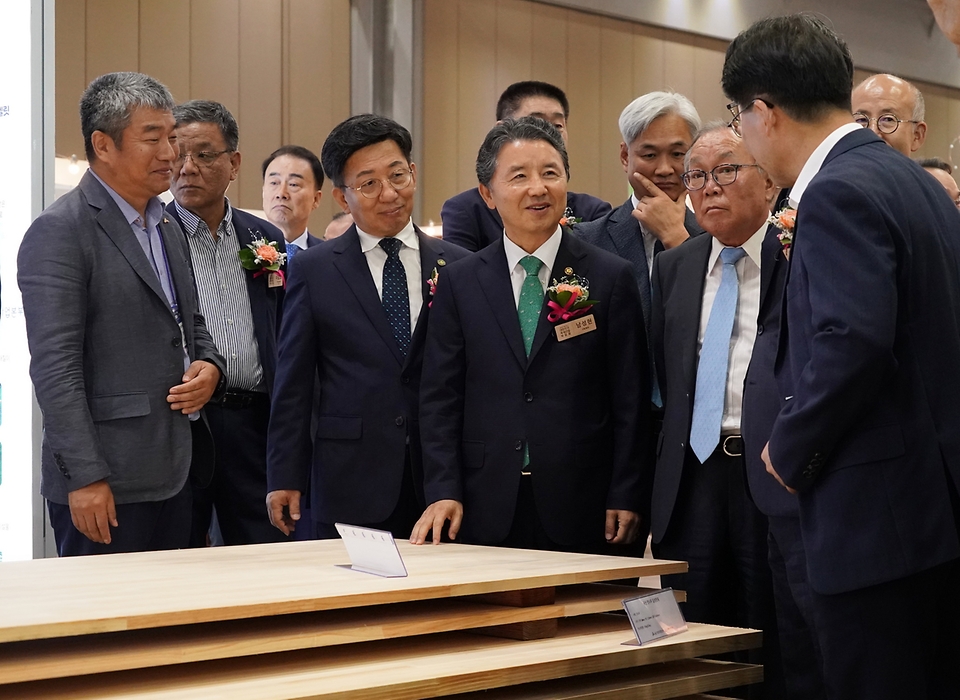 남성현 산림청장이 25일 경기 고양시 킨텍스에서 열린 ‘2023년 대한민국 목재산업박람회’에서 주요 내빈들과 전시 부스를 둘러보며 대화하고 있다.