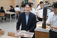 28일 서울 용산 대통령실 청사에서 직원들이 우리 수산물 메뉴로 구성된 점심 식사를 배식받고 있다.