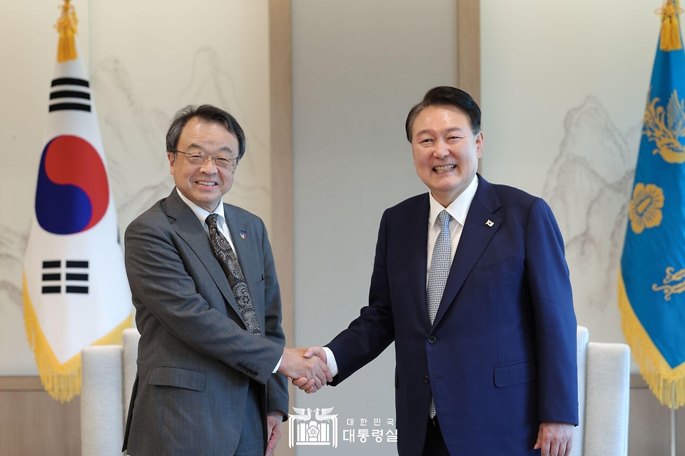 윤석열 대통령이 25일 서울 용산구 대통령실 청사에서 하야시 마코토 전 일본 검사총장과 기념촬영을 하고 있다.