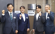 주영준 산업통상자원부 산업정책실장이 28일 경기 성남시 경기기업성장센터 다목적실에서 열린 ‘글로벌 스타팹리스 출범식’에서 현판 제막을 마친 뒤 기념촬영을 하고 있다.