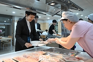 28일 서울 용산 대통령실 청사에서 직원들이 우리 수산물 메뉴로 구성된 점심 식사를 배식받고 있다.