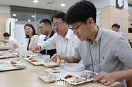 28일 서울 용산 대통령실 청사에서 직원들이 우리 수산물 메뉴로 점심식사를 하고 있다.