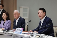 윤석열 대통령이 25일 서울 용산구 대통령실 청사에서 열린 ‘국민통합위원회 1주년 성과보고회 및 2기 출범식’에서 발언하고 있다.