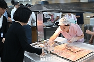 28일 서울 용산 대통령실 청사에서 직원들이 우리 수산물 메뉴로 구성된 점심 식사를 배식받고 있다.