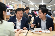 28일 서울 용산 대통령실 청사에서 직원들이 우리 수산물 메뉴로 점심식사를 하고 있다.