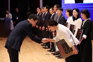 이주호 부총리 겸 교육부장관이 25일 서울 강남구 코엑스에서 열린 ‘디지털 기반 교육혁신 선도학교-터치 교사단 출범식’에서 디지털 선도학교 현판을 수여하고 있다.
