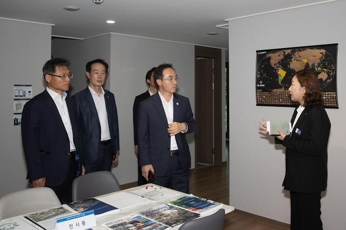 김오진 국토교통부 제1차관이 29일 부산에 방문해 스마트시티 국가시범도시 및 월드스마트시티엑스포 추진현황을 점검하고 있다.