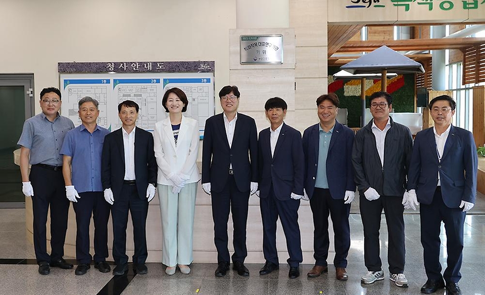 조재호 농촌진흥청장이 25일 제주 서귀포시 제주특별자치도농업기술원에서 열린 ‘지역특화 대표연구기관 현판식’에서 현판 제막을 마친 뒤 관계자들과 기념촬영을 하고 있다.