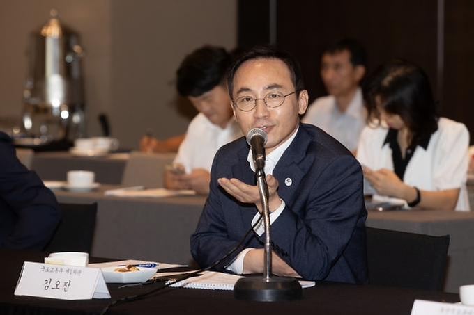 김오진 국토교통부 제1차관이 29일 부산 사하구 신라스테이에서 열린 ‘남해안권 종합발전 추진전략 수립을 위한 지역협력회의’에서 발언하고 있다.