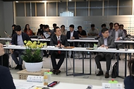 임상준 환경부 차관이 28일 인천 서구 창업·벤처 녹색융합클러스터에 방문, ‘녹색 창업·벤처기업 간담회’에 앞서 운영단의 기업 지원사업 설명을 듣고 있다.