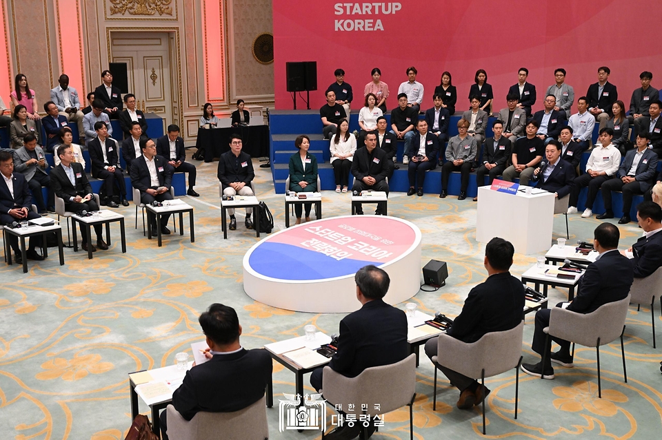 30일 서울 종로구 청와대 영빈관에서 글로벌 창업대국을 위한 '스타트업 코리아 전략회의'가 진행되고 있다.