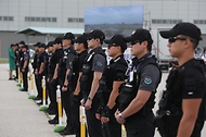 <p>30일 오후 인천국제공항 모형항공기 훈련장에서 열린 2023 재난대응 안전한국훈련 2회차에서 합동 훈련이 진행되고 있다. 이번 훈련은 여객기가 지상 충돌하는 상황을 가정해 실전처럼 진행됐다. 국토교통부, 외교부, 행정안전부, 법무부, 인천공항공사, 지역소방소 등 17개 유관 기관이 참여했다.</p>
<div><br></div>