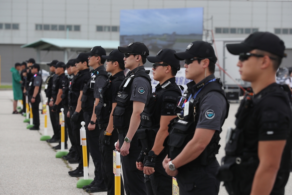 <p>30일 오후 인천국제공항 모형항공기 훈련장에서 열린 2023 재난대응 안전한국훈련 2회차에서 합동 훈련이 진행되고 있다. 이번 훈련은 여객기가 지상 충돌하는 상황을 가정해 실전처럼 진행됐다. 국토교통부, 외교부, 행정안전부, 법무부, 인천공항공사, 지역소방소 등 17개 유관 기관이 참여했다.</p>
<div><br></div>