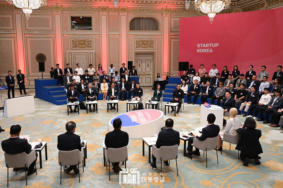 30일 서울 종로구 청와대 영빈관에서 글로벌 창업대국을 위한 '스타트업 코리아 전략회의'가 진행되고 있다.