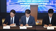 주영준 산업통상자원부 산업정책실장이 29일 서울 서초구 엘타워 멜론홀에서 열린 ‘반도체 첨단 패키징 선도기술개발을 위한 MOU 체결식’에서 반도체 첨단 패키징, 대규모 연구개발(R&D) 추진을 위한 업무협약서에 서명하고 있다.