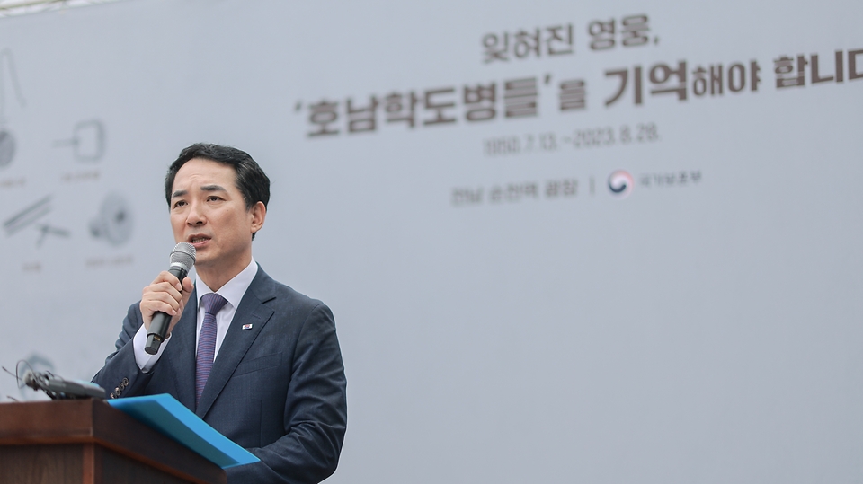 박민식 국가보훈부 장관이 28일 오전 호남지역 학도병 현충시설 건립관련 순천역 광장에 방문하여 <잊혀진 영웅, 호남학도병들 을 기억해야합니다!> 를 주제로 한 호남학도병 현충시설 건립계획을 발표하고 있다