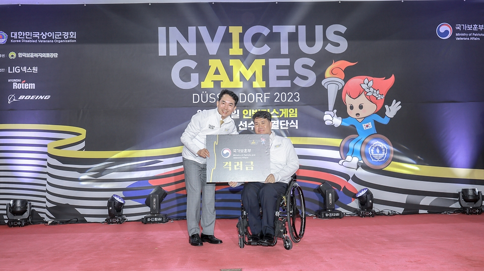 박민식 국가보훈부 장관이 29일 오후 중앙보훈회관에서 열린 2023 독일 인빅터스게임 결단식에 참석하여 선수대표에게 격려금을 전달하고 있다 ？