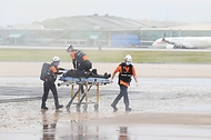<p>30일 오후 인천국제공항 모형항공기 훈련장에서 열린 2023 재난대응 안전한국훈련 2회차에서 합동 훈련이 진행되고 있다. 이번 훈련은 여객기가 지상 충돌하는 상황을 가정해 실전처럼 진행됐다. 국토교통부, 외교부, 행정안전부, 법무부, 인천공항공사, 지역소방소 등 17개 유관 기관이 참여했다.</p>
<div><br></div>
