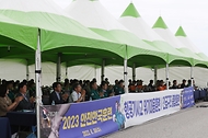 <p>30일 오후 인천국제공항 모형항공기 훈련장에서 열린 2023 재난대응 안전한국훈련 2회차에서 합동 훈련이 진행되고 있다. 이번 훈련은 여객기가 지상 충돌하는 상황을 가정해 실전처럼 진행됐다. 국토교통부, 외교부, 행정안전부, 법무부, 인천공항공사, 지역소방소 등 17개 유관 기관이 참여했다.</p>
<div><br></div>
