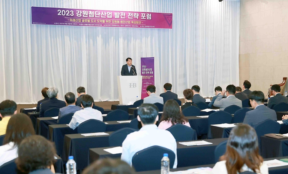 장영진 산업통상자원부 1차관이 29일 강원 원주시 호텔인터불고 다이아몬드홀에서 열린 ‘2023 강원 첨단산업 발전전략 포럼’에서 축사를 하고 있다.