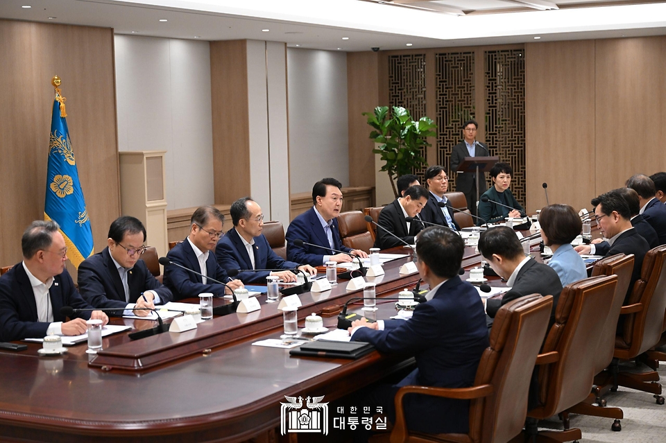 윤석열 대통령이 31일 서울 용산구 대통령실 청사에서 열린 ‘제19차 비상경제민생회의’를 주재하고 있다.