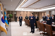 윤석열 대통령이 31일 서울 용산구 대통령실 청사에서 열린 ‘제19차 비상경제민생회의’에서 국기에 대한 경례를 하고 있다.